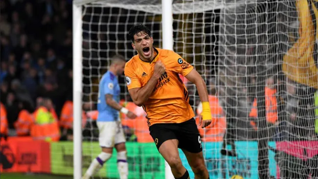 Raúl Jiménez festeja un gol ante el Manchester City