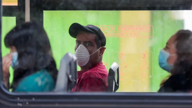 Personas con cubrebocas en el transporte publico de la CDMX