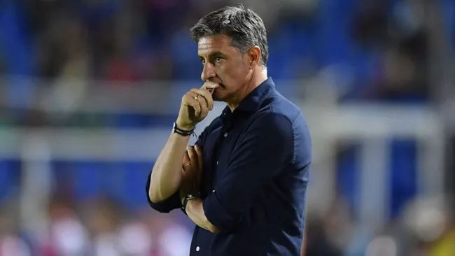 Míchel González, pensativo en un juego de Pumas