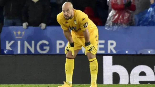 Pepe Reina durante un duelo con Aston Villa en Inglaterra 