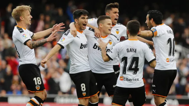 Jugadores del Valencia celebran una anotación