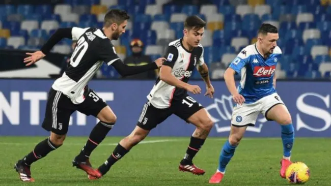 Acción del juego entre Napoli y Juventus