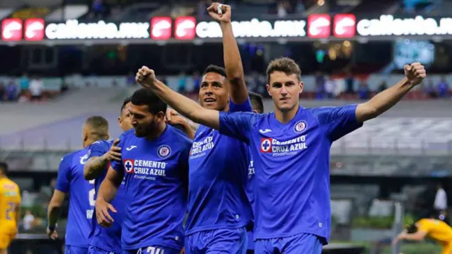 Jugadores de La Máquina celebran un gol 