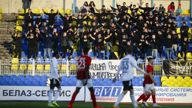 Aficionados alientan a su equipo durante un partido 