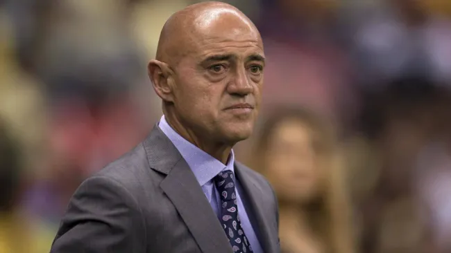 Chelís dirigiendo al Puebla