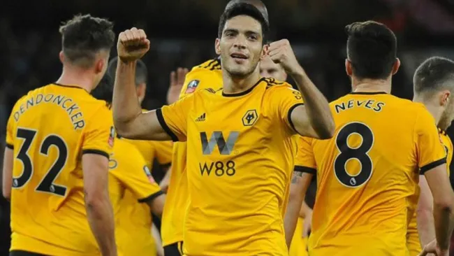 Raúl Jiménez celebra una anotación con Wolves