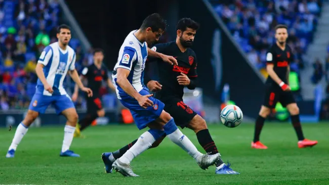 Acción de un juego entre Espanyol y Atlético de Madrid