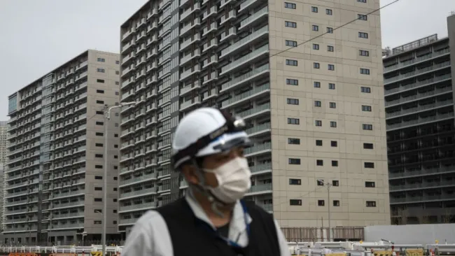 Un trabajador recorre la Villa Olímpica