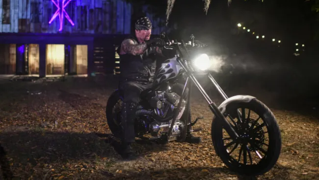 Undertaker llegando al combate