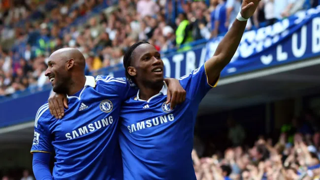 Anelka y Drogba festejan una anotación