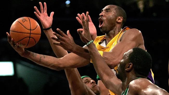 Kobe Bryant durante un partid con los Lakers
