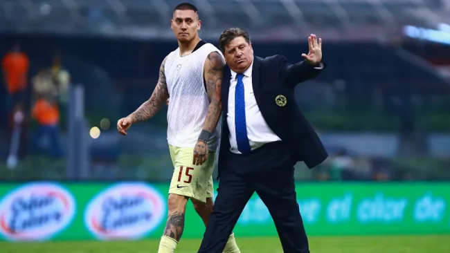 Nico Castillo y Miguel Herrera en el Estadio Azteca