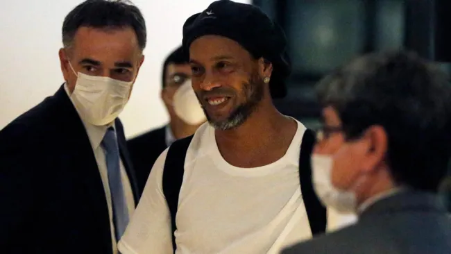 Ronaldinho sonríe tras salir de la cárcel de Paraguay