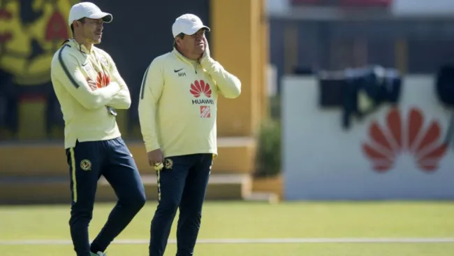 Giber Becerra y Miguel Herrera observando el entrenamiento azulcrema