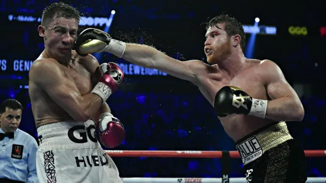 Saúl Álvarez en acción ante GGG