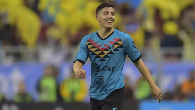 Santiago Cáseres durante un duelo con el América 