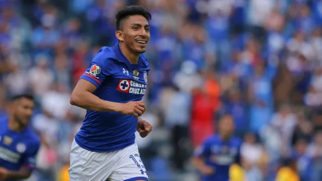 Ángel Mena durante un partido con Cruz Azul