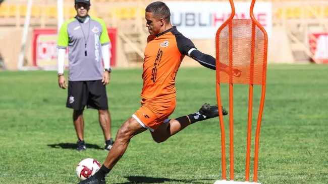 Alonso Hernández durante un entrenamiento con Alebrijes