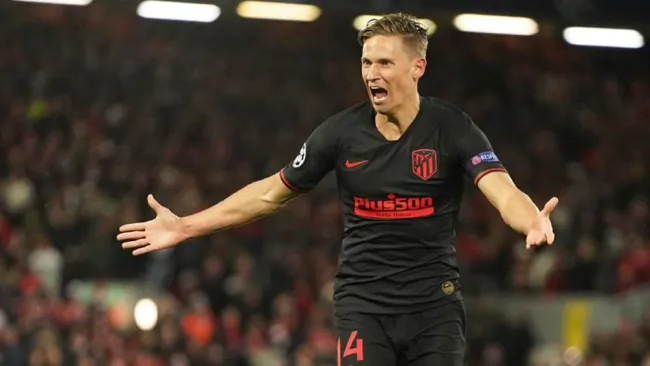 Llorente festeja un gol contra Liverpool en Anfield