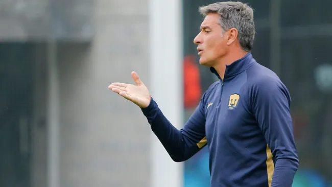 Míchel, en un entrenamiento de Pumas