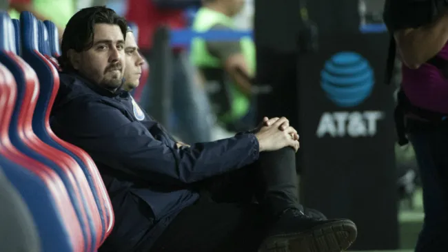 Amaury Vergara en la banca de Chivas
