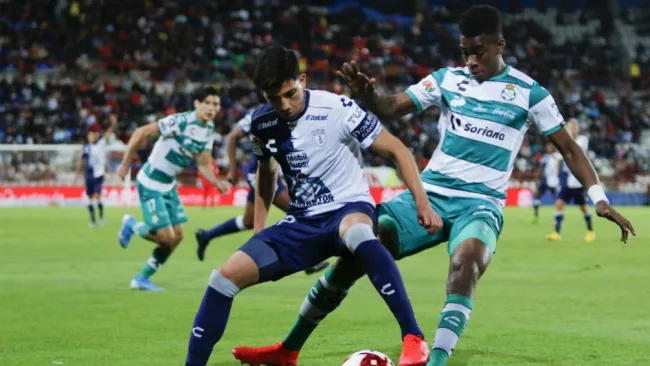 Kevin Álvarez durante un Pachuca vs Santos