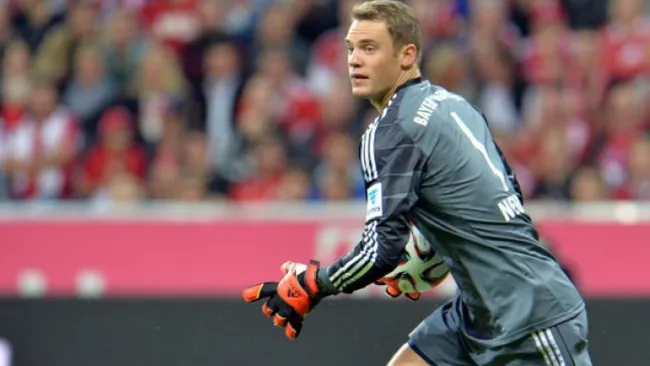 Manuel Neuer durante un duelo con el Bayern Munich 