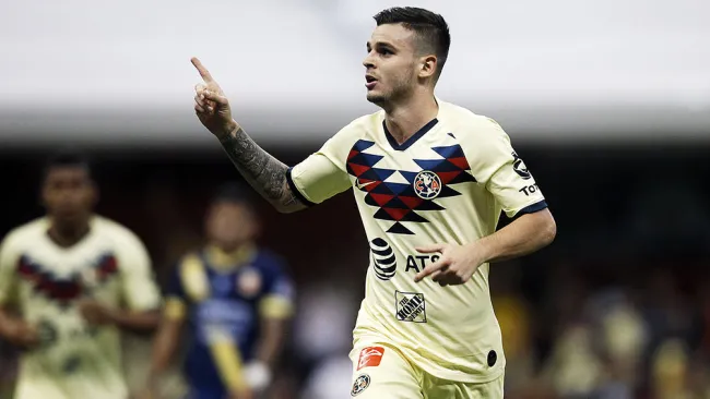 Nicolás Benedetti festeja un gol con América