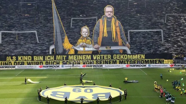 Espectacular mosaico de la afición del Borussia Dortmund 