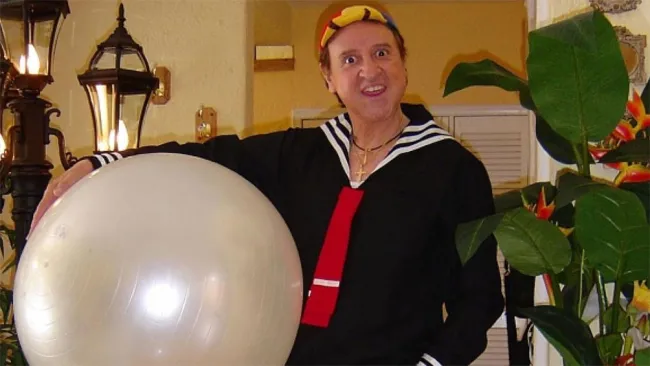 Carlos Villagrán interpretado a su personaje de Kiko