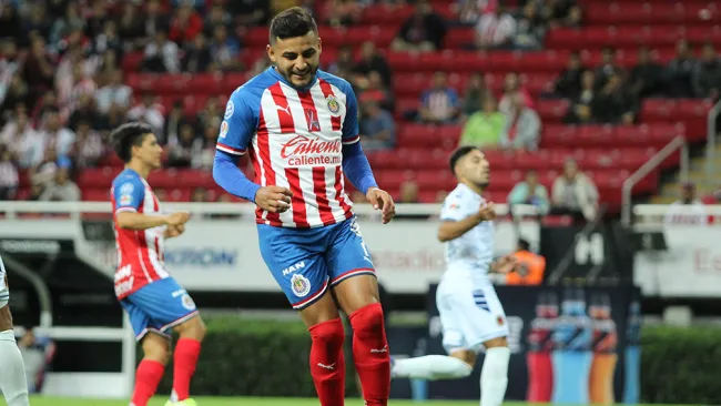Alexis Vega en partido con Chivas 