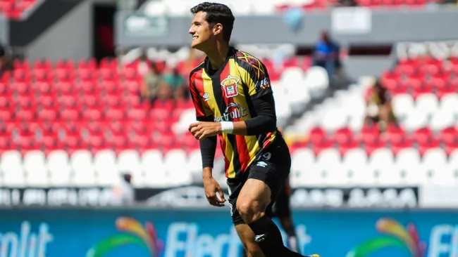 José González en partido con los Leones Negros