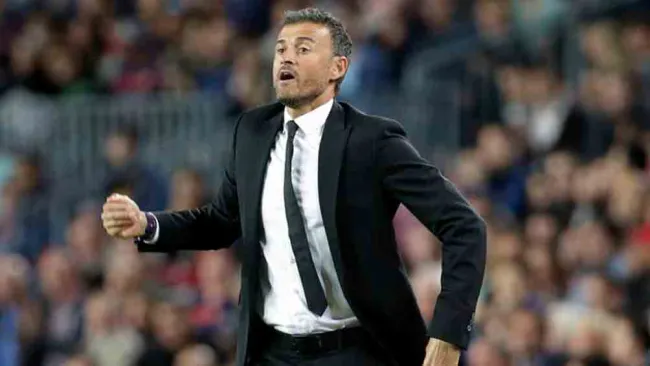 Luis Enrique durante un duelo en España