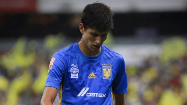 Jürgen Damm sale con la cabeza abajo en un juego de Tigres 