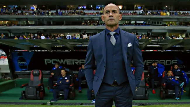 Paco Jémez durante un partido en la Liga MX