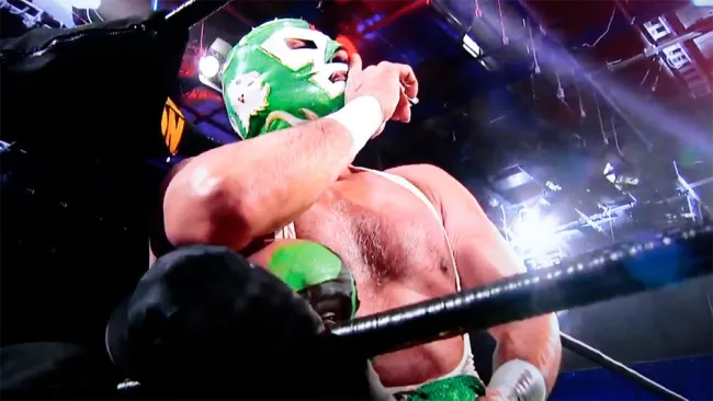 Dr. Wagner Jr al inicio de la lucha contra Mr. Iguana