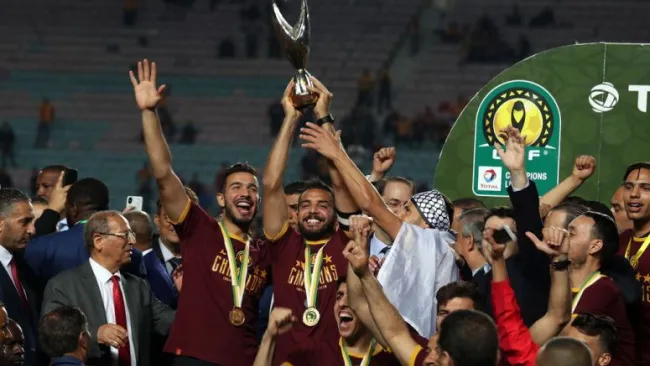 Jugadores del Esperance de Tunéz levantan la última Champions de África