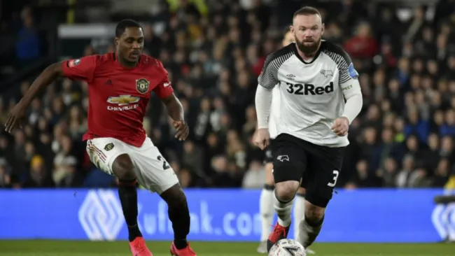 Wayne Rooney durante un partido del Derby County vs Man U