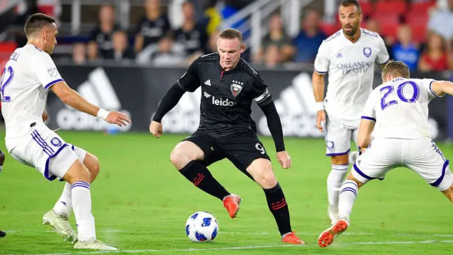 Rooney trata de dejar dos hombres en el camino 