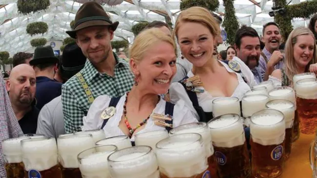 Oktoberfes, y la tradicional manera de servir cerveza de barril 