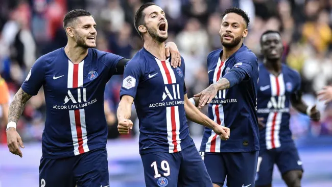 Elementos del PSG durante un duelo en Francia 