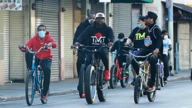 Mayweather en bicicleta con su equipo en Los Ángeles