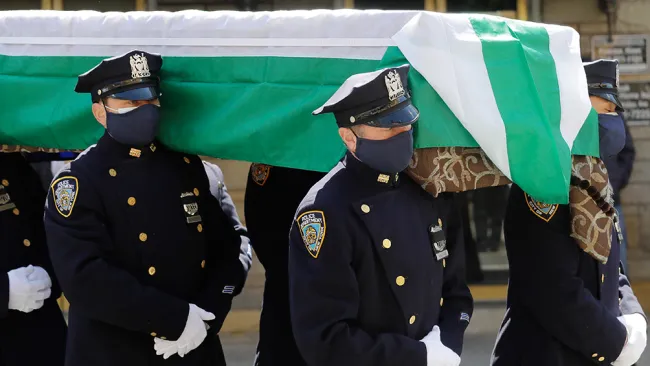 Oficiales cargan un ataúd en New York City