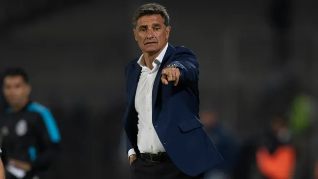 Míchel usa saco en ocasiones para dirigir a Pumas