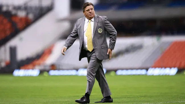 Miguel Herrera de camino a su banca en un partido en el Estadio Azteca 