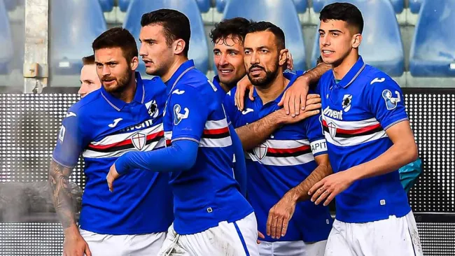 Jugadores de la Sampdoria celebran una anotación 