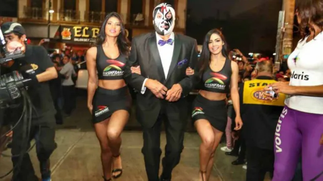 Mil Máscaras arriba a la Arena México en compañía de dos edecanes 