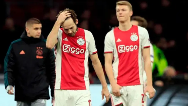 Jugadores del Ajax se lamentan tras un juego