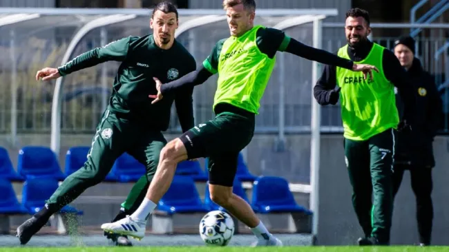 Zlatan Ibrahimovic durante un entrenamiento con el Hammarby
