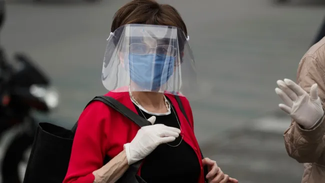 Mujer con cubrebocas y máscara en la Ciudad de México